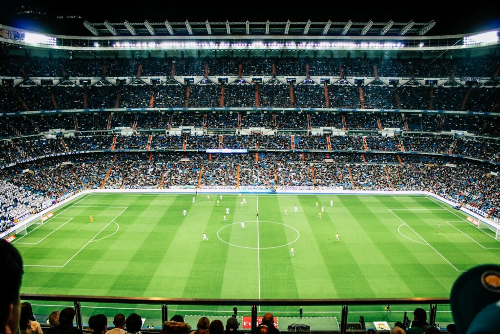 Estadio de fútbol iluminado durante una retransmisión deportiva en directo Estadio de fútbol iluminado durante una retransmisión deportiva en directo