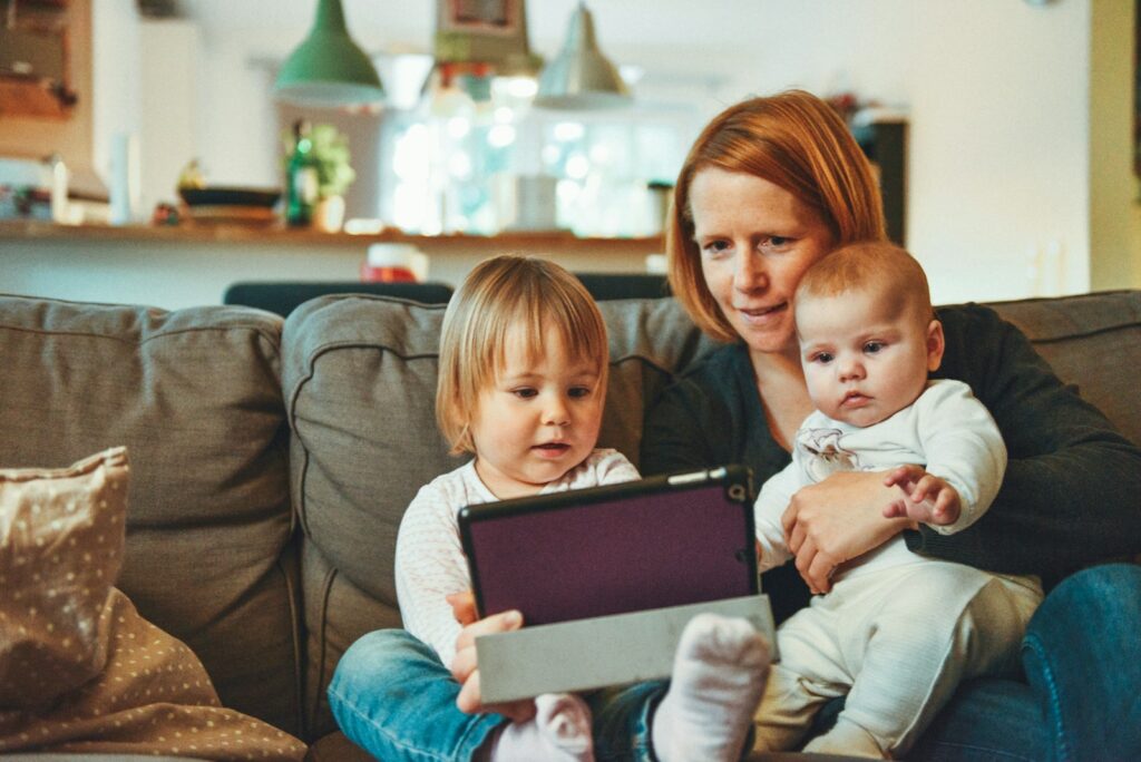 Familia viendo la televisión en casa con el catálogo IPTV de PuntoMira Familia viendo la televisión en casa con el catálogo IPTV de PuntoMira