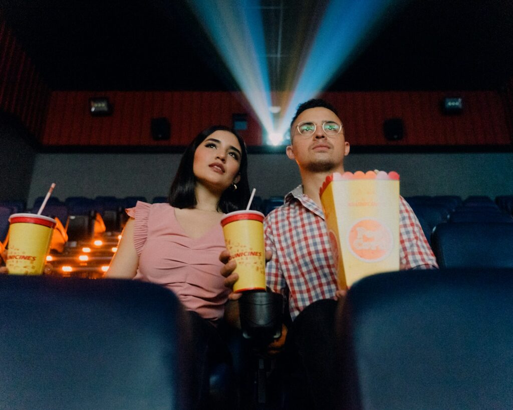 Sala de cine con butacas y pantalla proyectando películas y series Sala de cine con butacas y pantalla proyectando películas y series