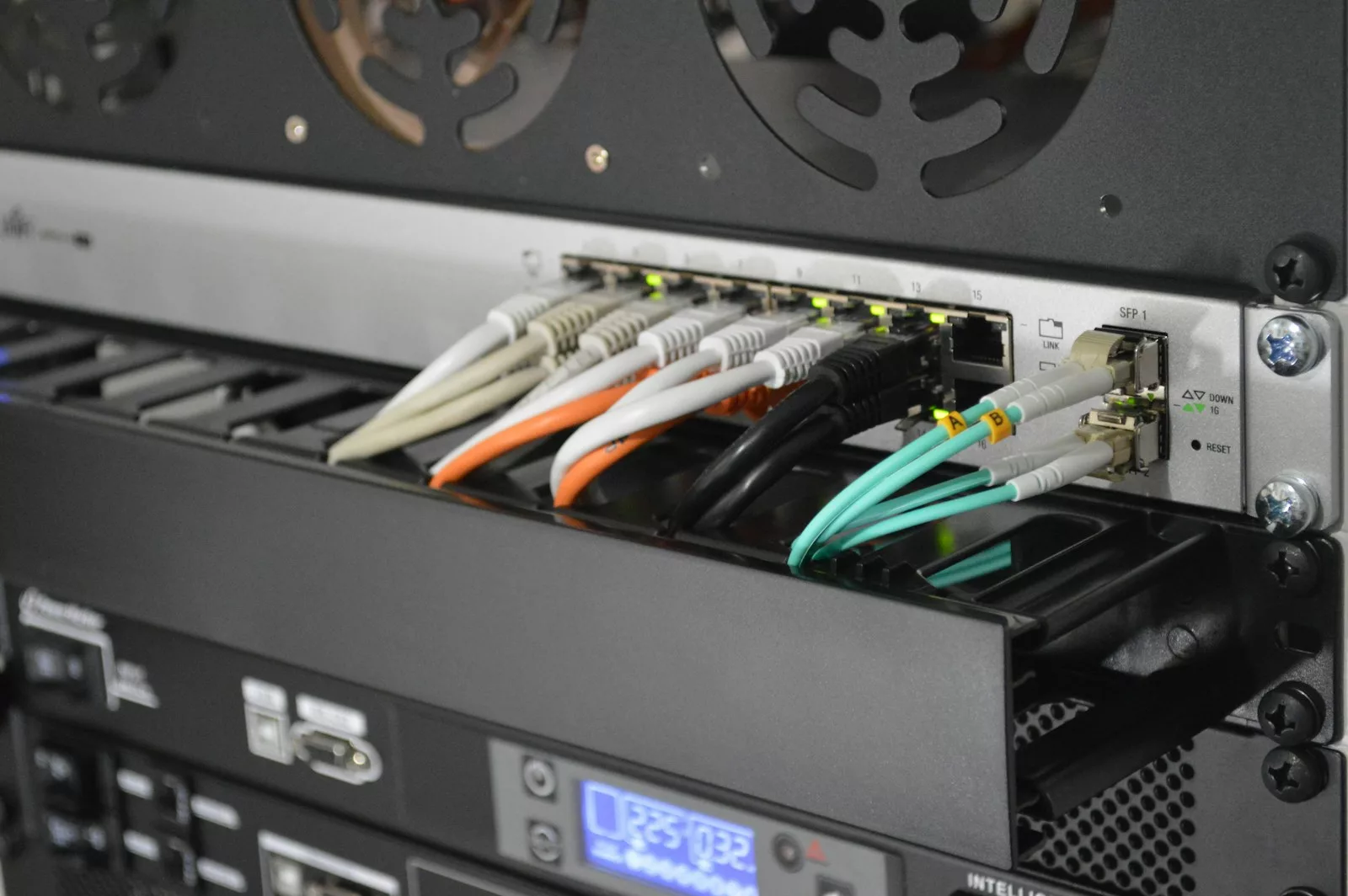Switch réseau avec câbles Ethernet et fibre optique illustrant le débit Internet requis pour l'IPTV