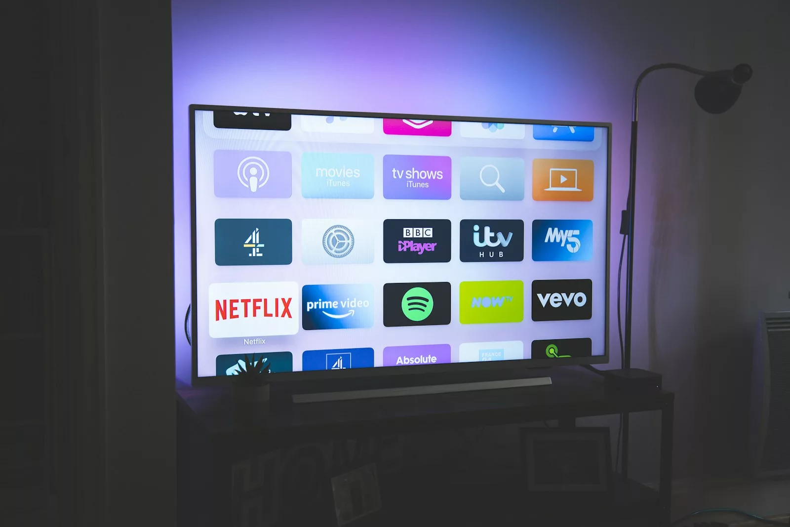 Écran de télévision affichant la grille d'applications IPTV type MAG Box pour configuration set-top box
